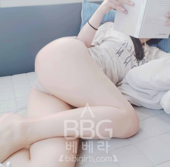 그녀의 일상 M자다리 사이로 빼꼼한 ㄷㄲ 자국