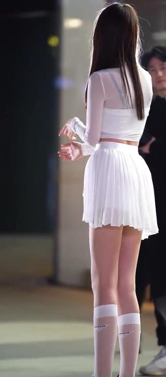  대륙 일반인 화이트 시스루 치마 입고 거리에서 섹시하게 춤추기 ~!