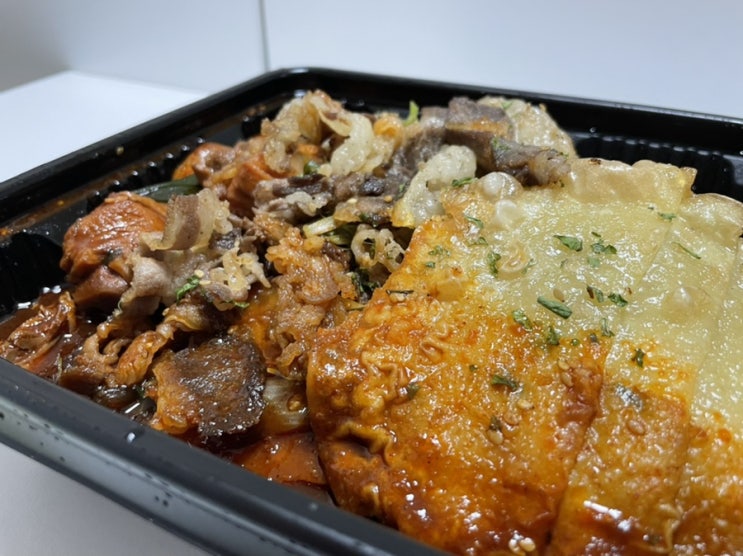  찜닭 삼겹 떡볶이파는집 신림점 ; 우삼겹찜닭에 납작만두 토핑을 곁들인 신림찜닭