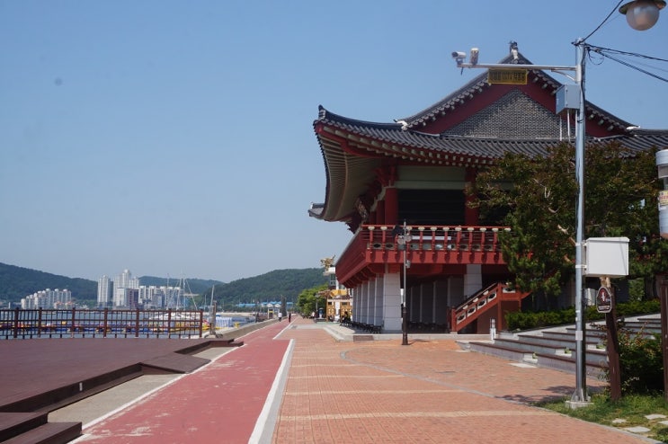  진해 여행 야외 볼거리, 진해루 바닷가