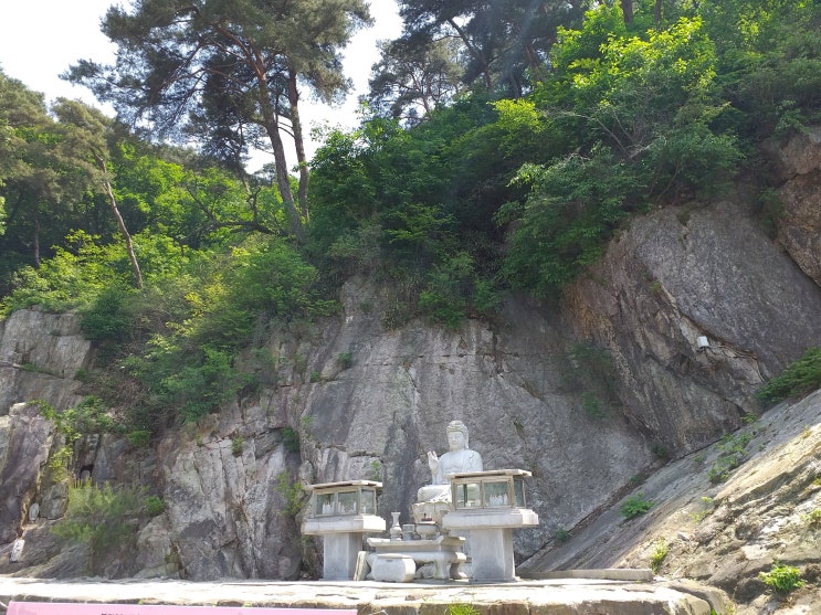 마애석가삼존상으로 유명한 충남 천안의 고찰.  태조산 성불사(成佛寺)