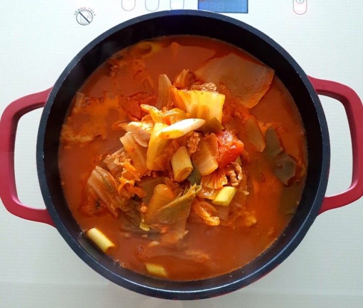 토마토로 상큼해지는 묵은지 김치찌개 토마토 김치찌개 끓였어요