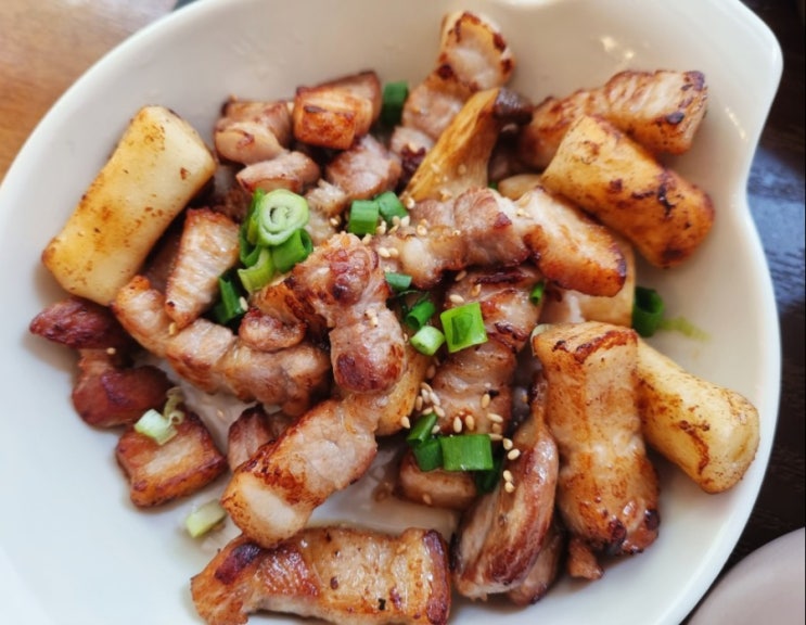  강남역 혼밥 맛집 추천: "놀부주방" 구이 삼겹살 정식과 함께하는 즐거움!