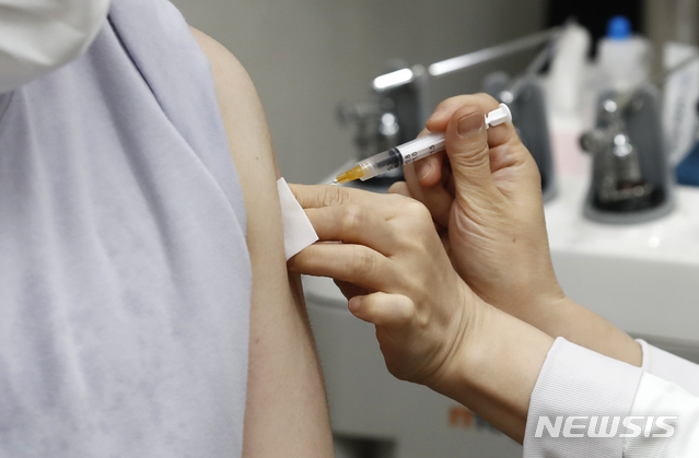 얀센 맞는 30대들...'백신 부작용 보장보험' 문의 폭주