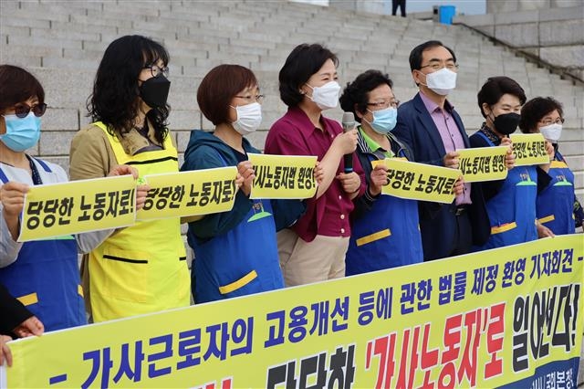 4대보험 되는 ‘이모님’… 믿고 맡기는 ‘시니어 일자리’ 4대보험 되는 ‘이모님’… 믿고 맡기는 ‘시니어 일자리’