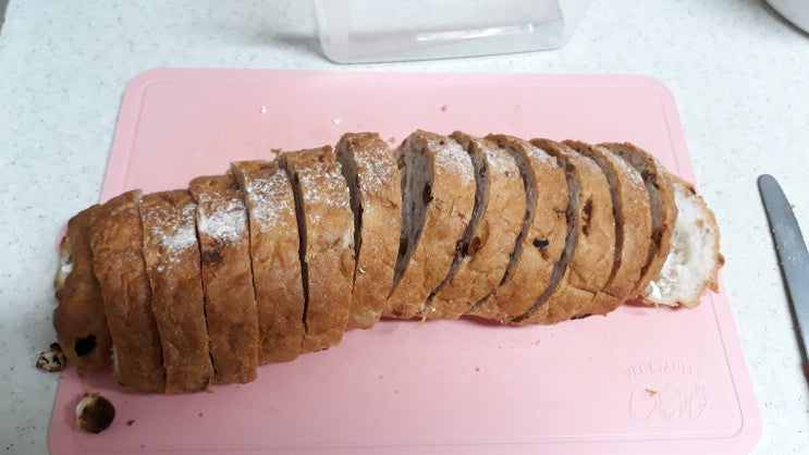  마켓컬리 우드앤브릭 호두 크림치즈 바게트 버터에 구워먹으면 더 맛있음!