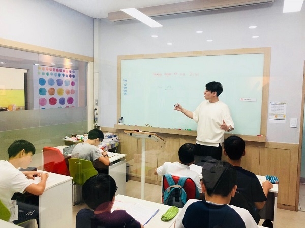  영철이는 영어 학원에서 근무한 적이 있다