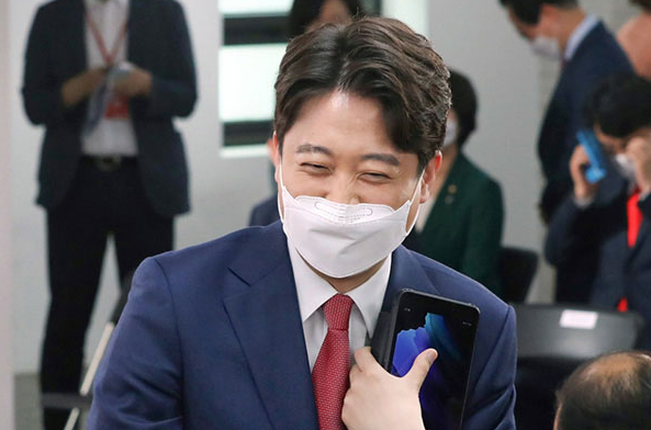 헌정사 첫 30대 '0선' 대표 이준석 탄생 헌정사 첫 30대 '0선' 대표 이준석 탄생