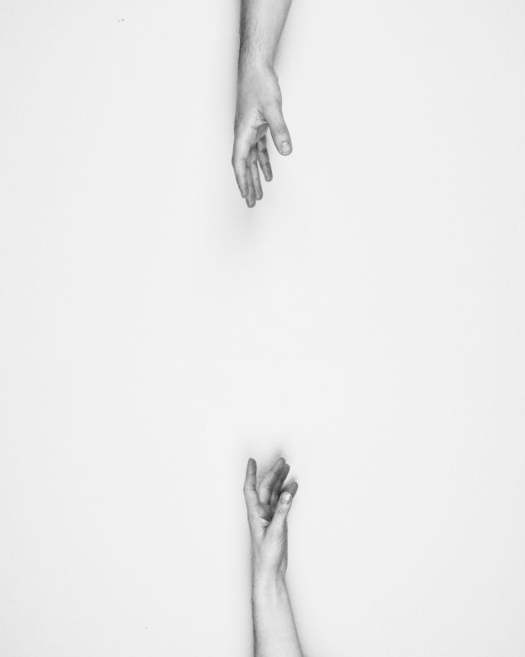  Reach out 뜻 한방에 이미지로 기억하기 - Reach out의 손등을 뻗다. (도움을 목적으로) ~와 접촉하려고 노력하다.