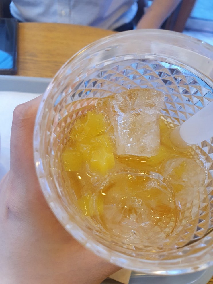  던킨 스타젤리 피치 아이스티 허니딸기라떼 먹어봤어요 (가격 맛 음료추천)