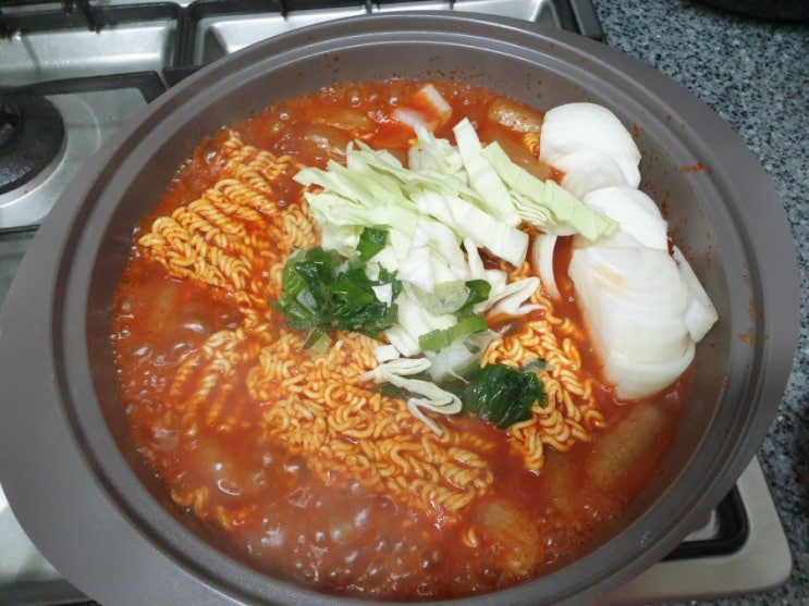  베트남에서 시작되었다는 요즘 유행! '라이스페이퍼 떡볶이' 만들기