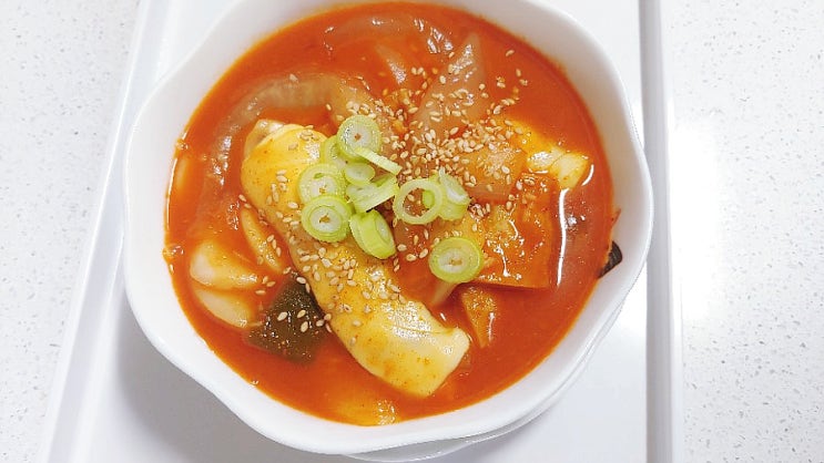 라이스페이퍼 치즈스틱 모양 만든 떡국떡 떡볶이