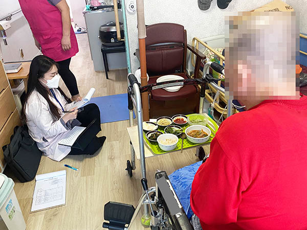 휠체어에서 쪽잠을 자더라도 살던 집에서 지내고파~ 휠체어에서 쪽잠을 자더라도 살던 집에서 지내고파~