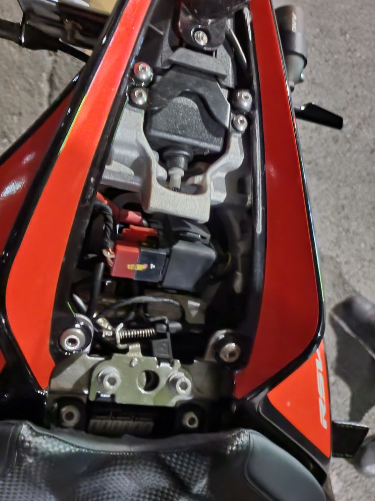  RSV4의 탠덤시트 수납공간