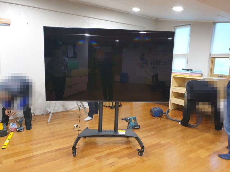  대형 이동식 TV 거치대로 LG 85인치 디지털사이니지 시공