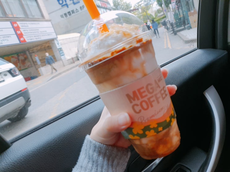  메가커피 코코넛커피스무디 + 감자빵 시식!