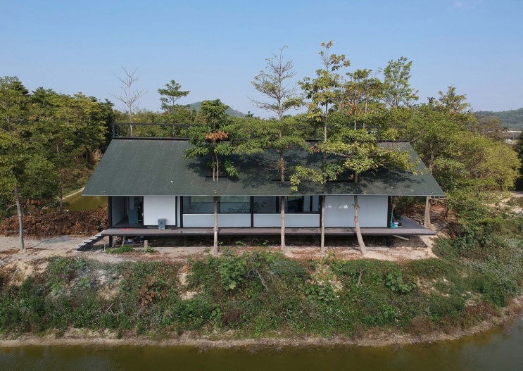 옥상 품은 외쪽지붕 말뚝기초 툇마루 데크 농가식 전원주택 옥상 품은 외쪽지붕 말뚝기초 툇마루 데크 농가식 전원주택