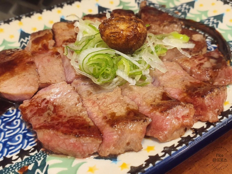  성수동 분위기 좋은 스테이크 맛집 미도인에서 우겹살 떡볶이와 가정식 부챗살 스테이크 맛보기.