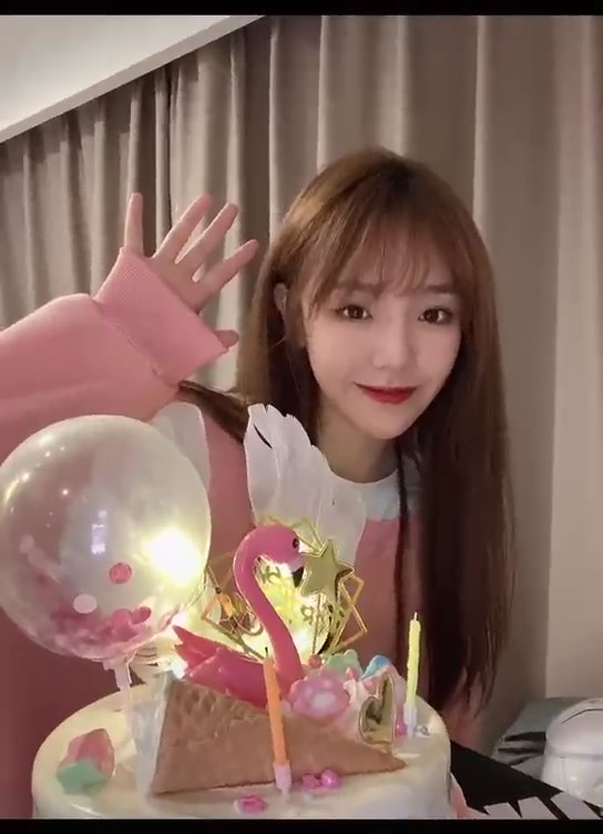  오토살롱 링걸 여캠 bj김주아 핫팬츠 몸매 움짤 사진모음