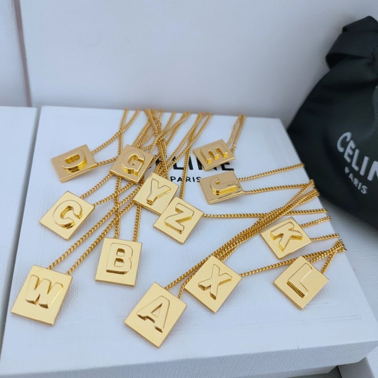 당신만 모르는 Dec.28 221번 셀린 셀린 리사 같은 사각 광면 26레터링 미니어처 디자인 차가운 바람 목걸이 쇄골사슬녀Z 좋아요 당신만 모르는 Dec.28 221번 셀린 셀린 리사 같은 사각 광면 26레터링 미니어처 디자인 차가운 바람 목걸이 쇄골사슬녀Z 좋아요