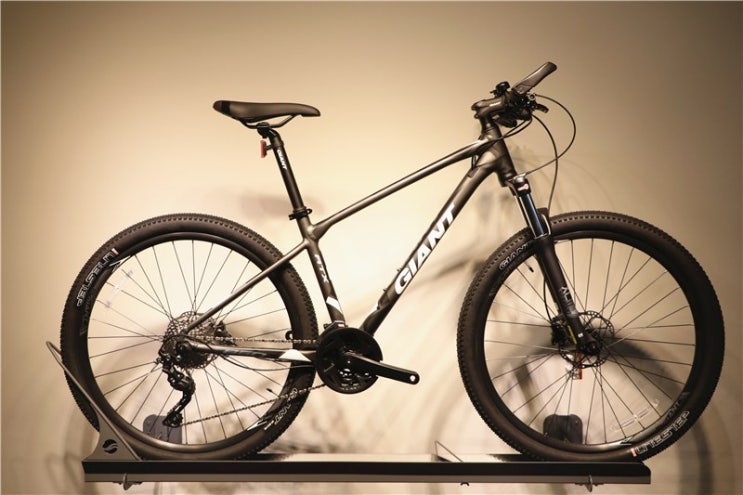 잘나가는 자이언트자전거 입문용 mtb 트랙 자전거 제니트 ATX860 최신형 27.5, 그레이_30 속도_27.5 인치 ··· 잘나가는 자이언트자전거 입문용 mtb 트랙 자전거 제니트 ATX860 최신형 27.5, 그레이_30 속도_27.5 인치 ···