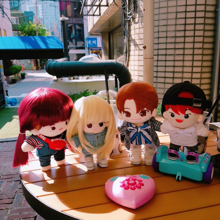 합정카페 '로우필름'에서 카페 놀이 with 아이돌 인형 합정카페 '로우필름'에서 카페 놀이 with 아이돌 인형