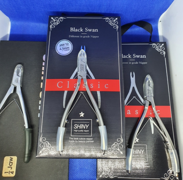 Shiny Black Swan Classic 買一送一指甲鉗，Lucanus 1/4 JAW 指甲鉗販售：含姓名縮寫刻字，贈送Wow推棒