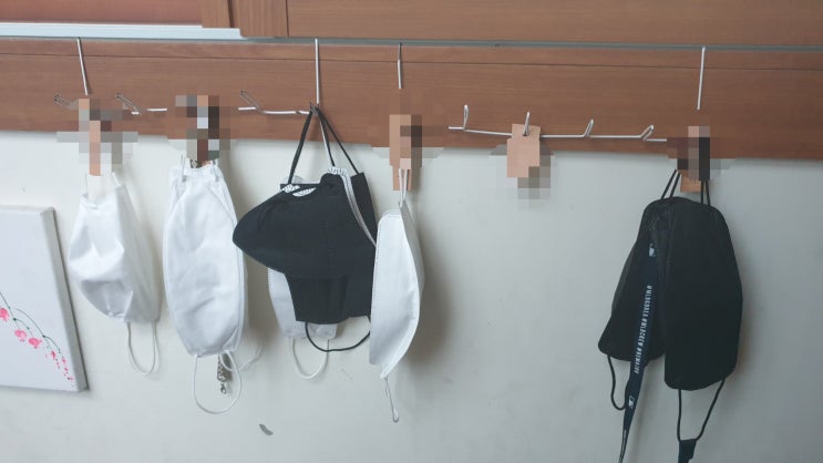 세탁소 옷걸이 활용하여 전실에 가정용 마스크 걸이 DIY, 이젠 정리가 되겠죠.