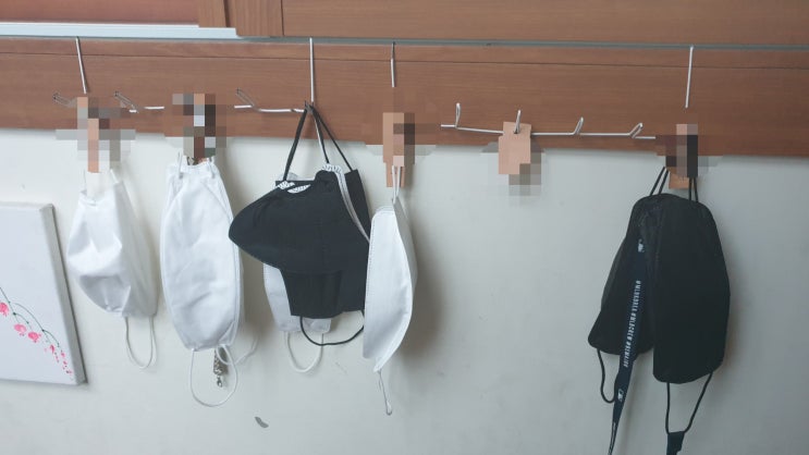  세탁소 옷걸이 활용하여 전실에 가정용 마스크 걸이 DIY, 이젠 정리가 되겠죠.
