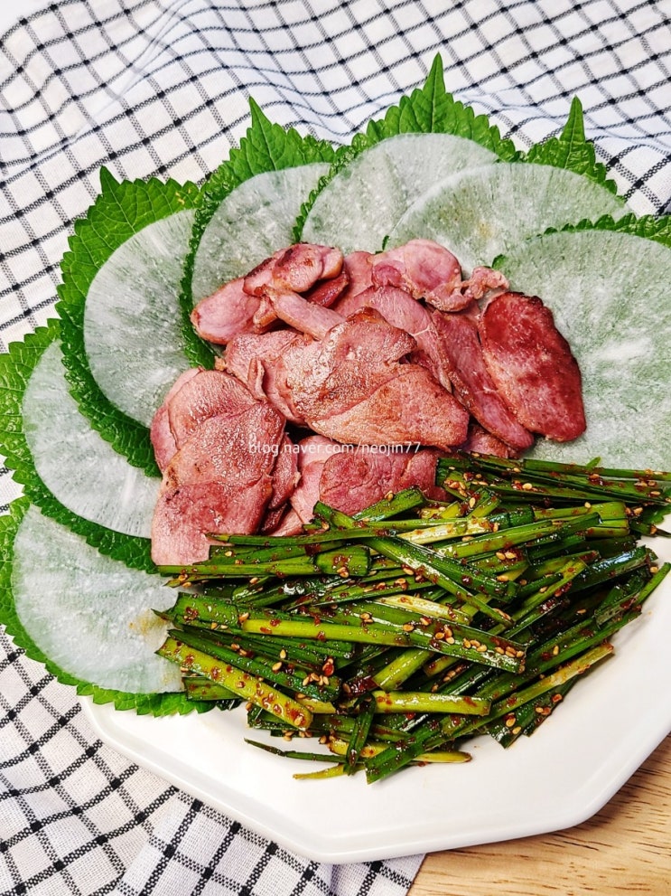 훈제오리 부추무침 존맛탱 오늘뭐먹지 훈제오리고기와 부추무침 레시피 훈제오리 부추무침 존맛탱 오늘뭐먹지 훈제오리고기와 부추무침 레시피
