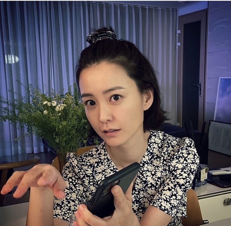  정유미 EMIS 스크런치 인스타그램 패션 (냉이꽃 )