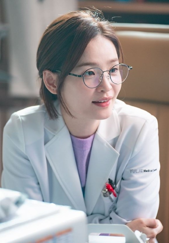 슬기로운 의사생활 시즌2 전미도 안경 여전히 지성미 돋는 채송화 패션
