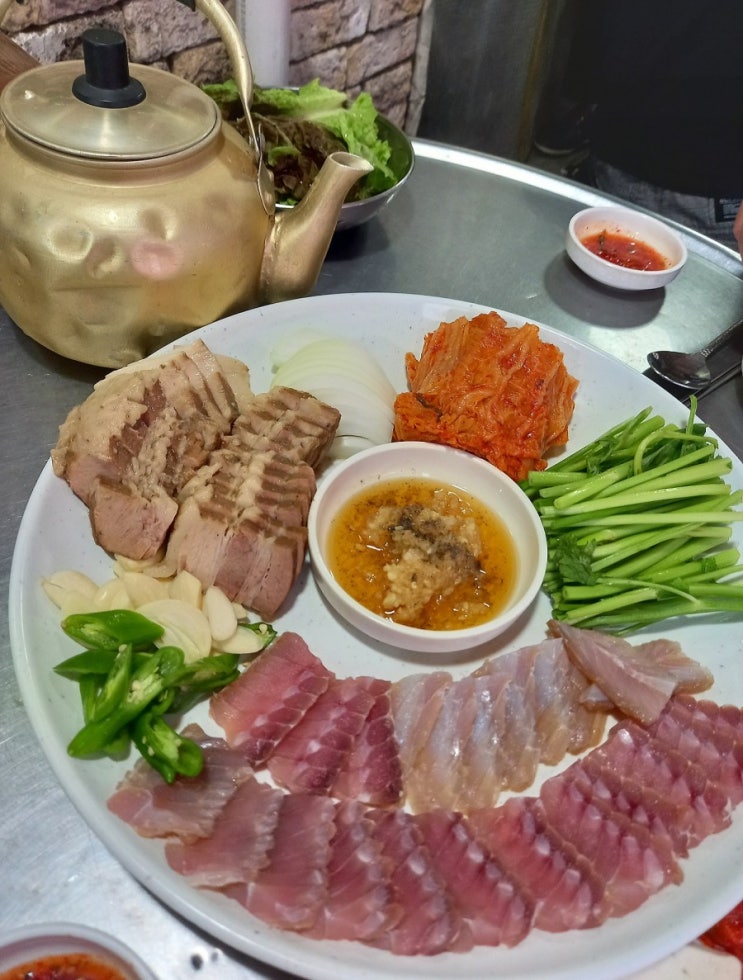 일산 중산동 맛집 삼파전 육이오에서 홍어삼합에 막걸리 한잔