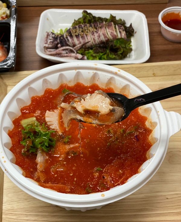  럭셔리물회의 시원한 '해산물물회'