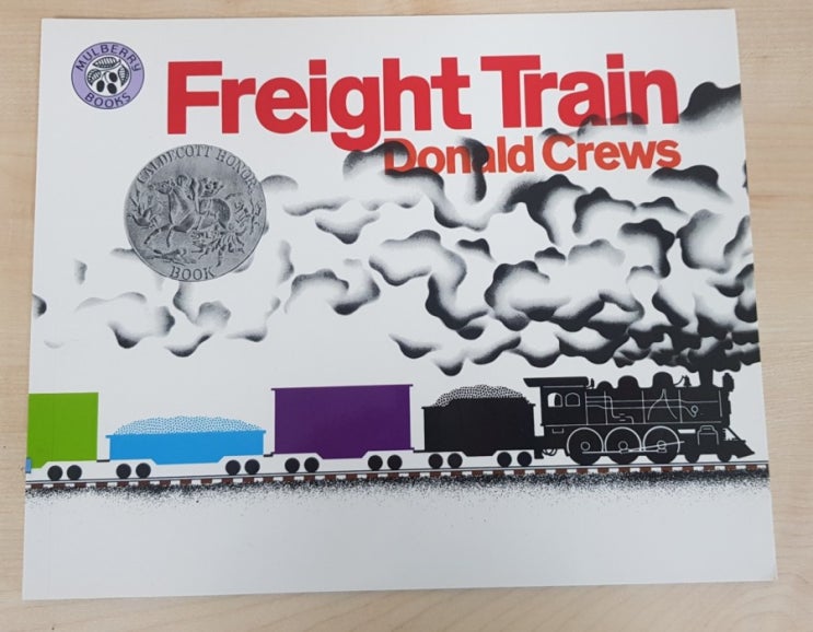 Freight Train : DONALD CREWS Freight Train : DONALD CREWS