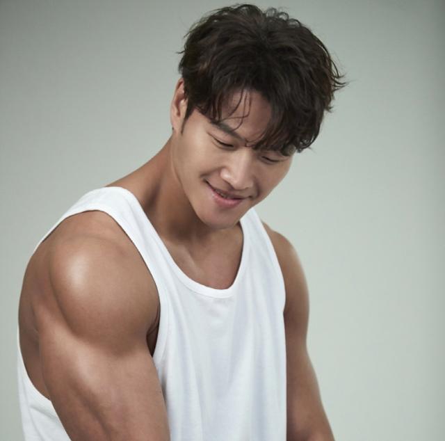  가수 김종국 유튜브 GYM 종국 개설하루만에 10만명 달성