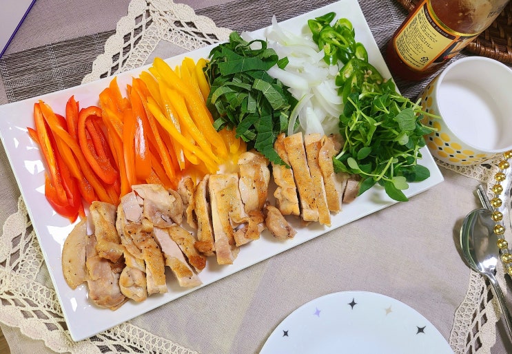 월남쌈과 비슷한 느낌 치킨쌈 만들기 닭다리살 야채 쌈무 활용 요리