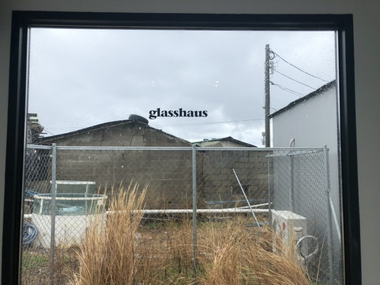  천진해변이 훤히 보이는 고성 힙한 카페 글라스하우스(Glasshaus)