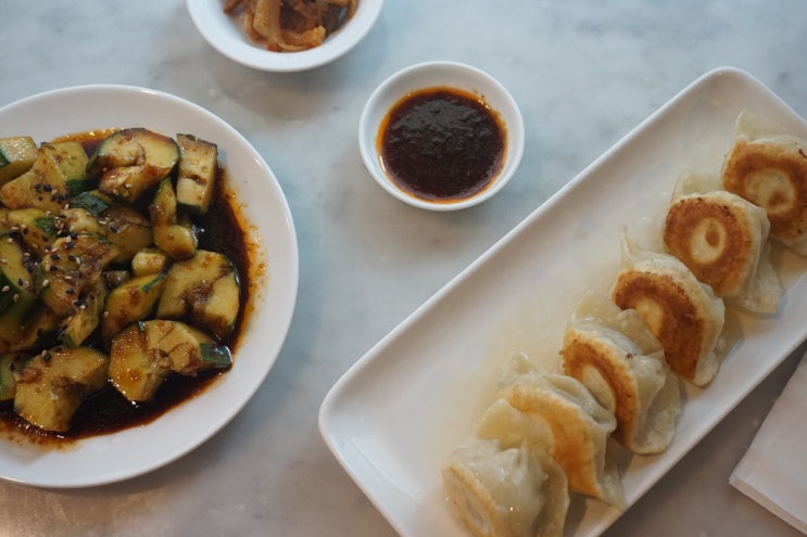  신사동맛집 수제 교자가 유명한 삼창교자