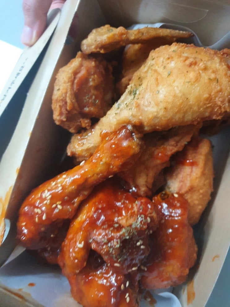  깐부치킨 오리지날 후라이드 양념반 먹었어요