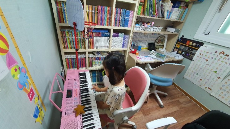 피아노 배우기 시작한 7살 딸 선물(토이게이트 교습용 디지털피아노)