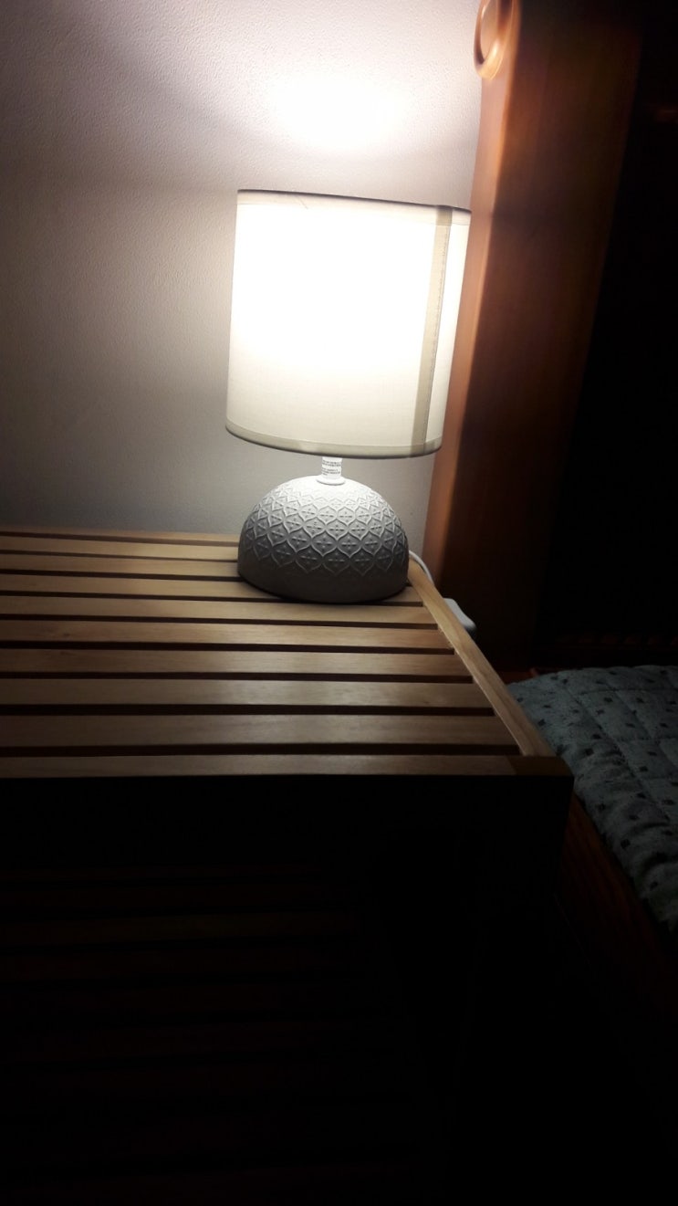  다이소 고급스러운 세라믹 소재의 LED 무드등 은은하고 밝은 빛입니다. (전구 별매 E14, 5w이하 LED전구)