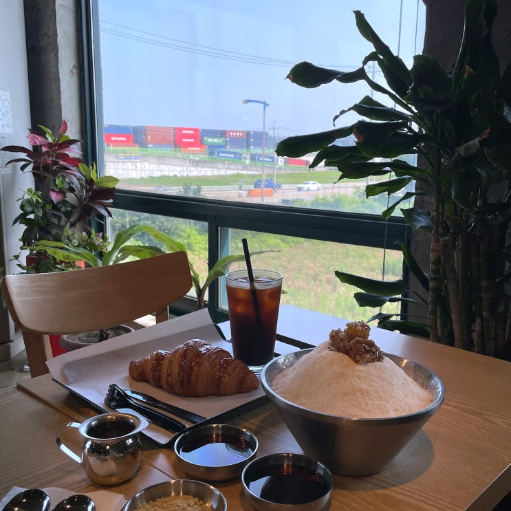  [파주] 일루션 커피 :: 뷰 좋은 벌꿀 빙수 맛집 월롱 카페!