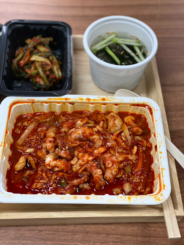 낭만낙지의 낙지볶음과 고르곤졸라피자 낭만낙지의 낙지볶음과 고르곤졸라피자