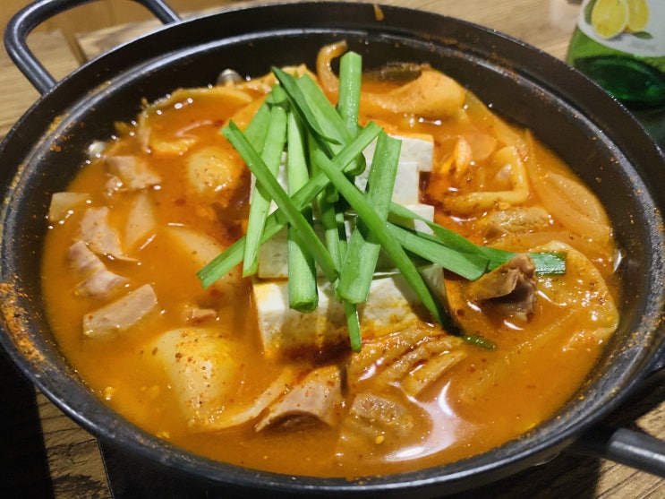  곱창이 들어간 술국 얼큰허니 술을 부르네요
