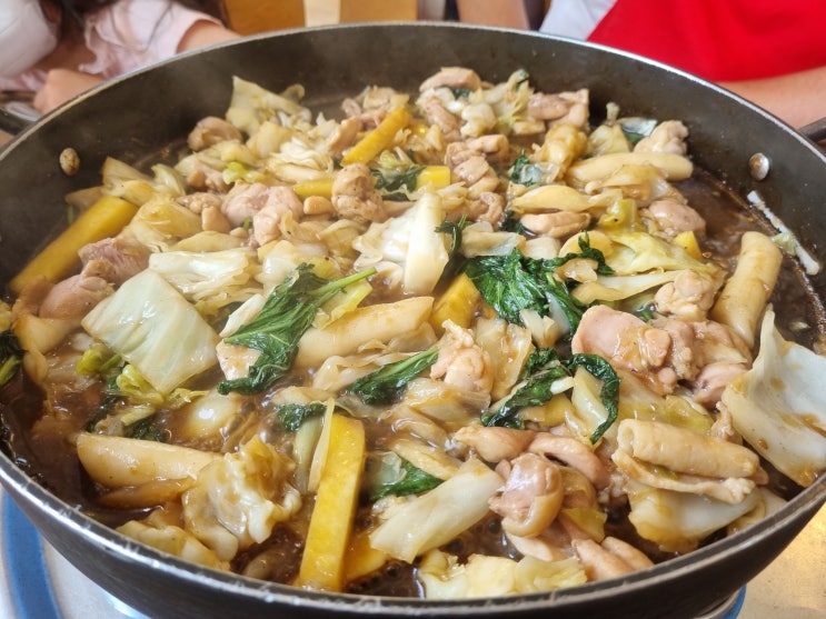  남이섬 맛집 자연숯불닭갈비에서 간장 닭갈비 맛있게 먹었답니다.