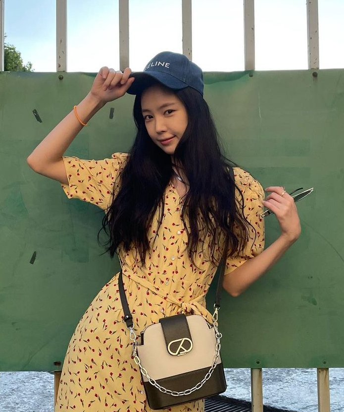  손나은 인스타 패션 rouje 루즈 원피스 마이쉘 니트백