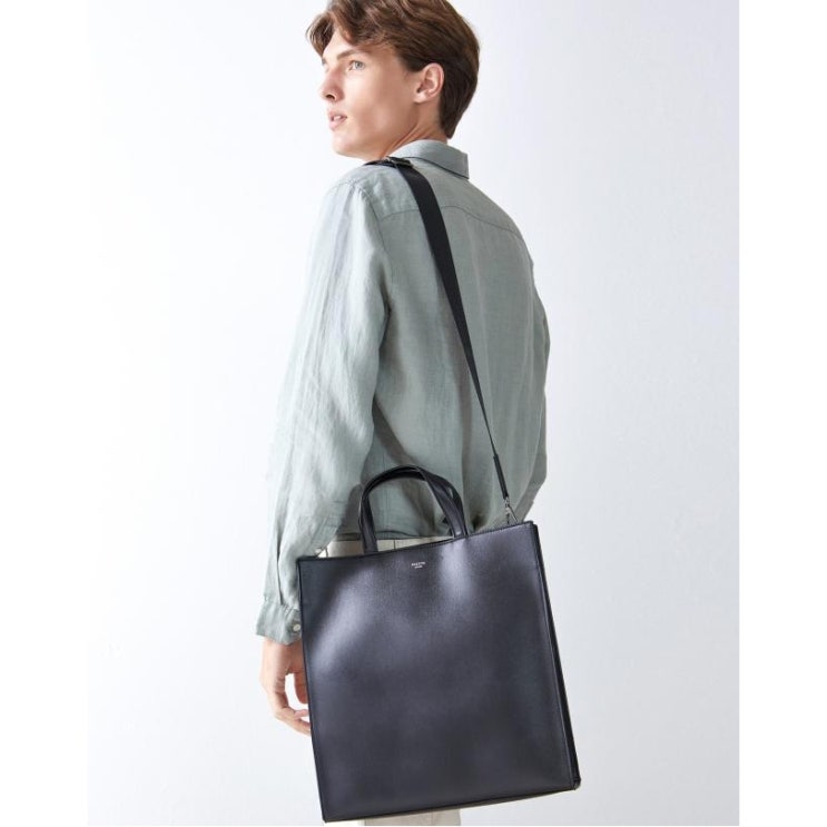 많이 찾는 헤지스 악세서리 남성 20FW 블랙 로고배색 가죽 토트백(클러치동봉) HJBA0F401BK ··· 많이 찾는 헤지스 악세서리 남성 20FW 블랙 로고배색 가죽 토트백(클러치동봉) HJBA0F401BK ···