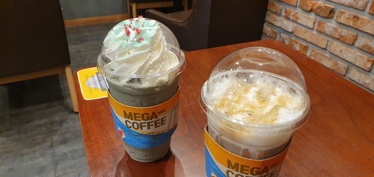  메가커피 민트프라페와 카라멜마끼아또 맛있네요