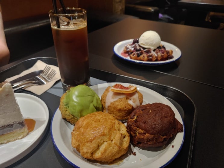 금남로 루프탑 카페 신상 커피 스콘 디저트 맛집 플루크커피